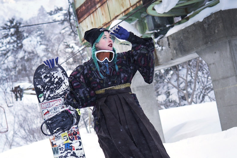 「着物でスノボ」Snowboarding in kimono
